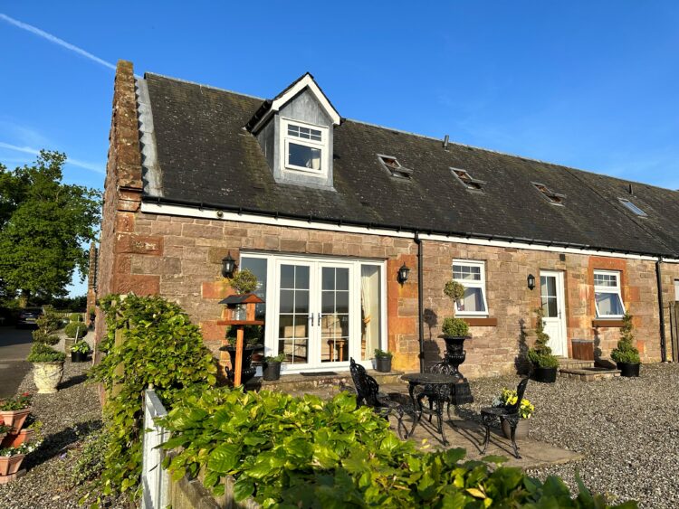 Apple House with blue skies Loaninghead Holiday Cottages www.loaninghead.co.uk Loch Lomond and Trossachs National Park