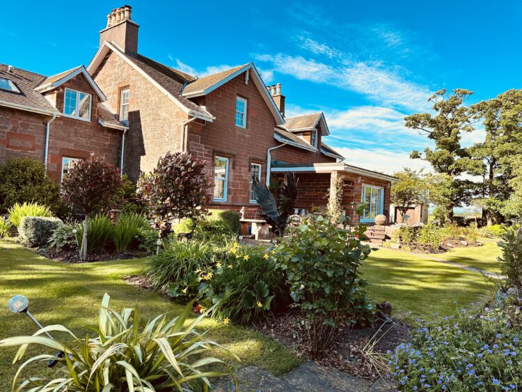 Loaninghead House and garden